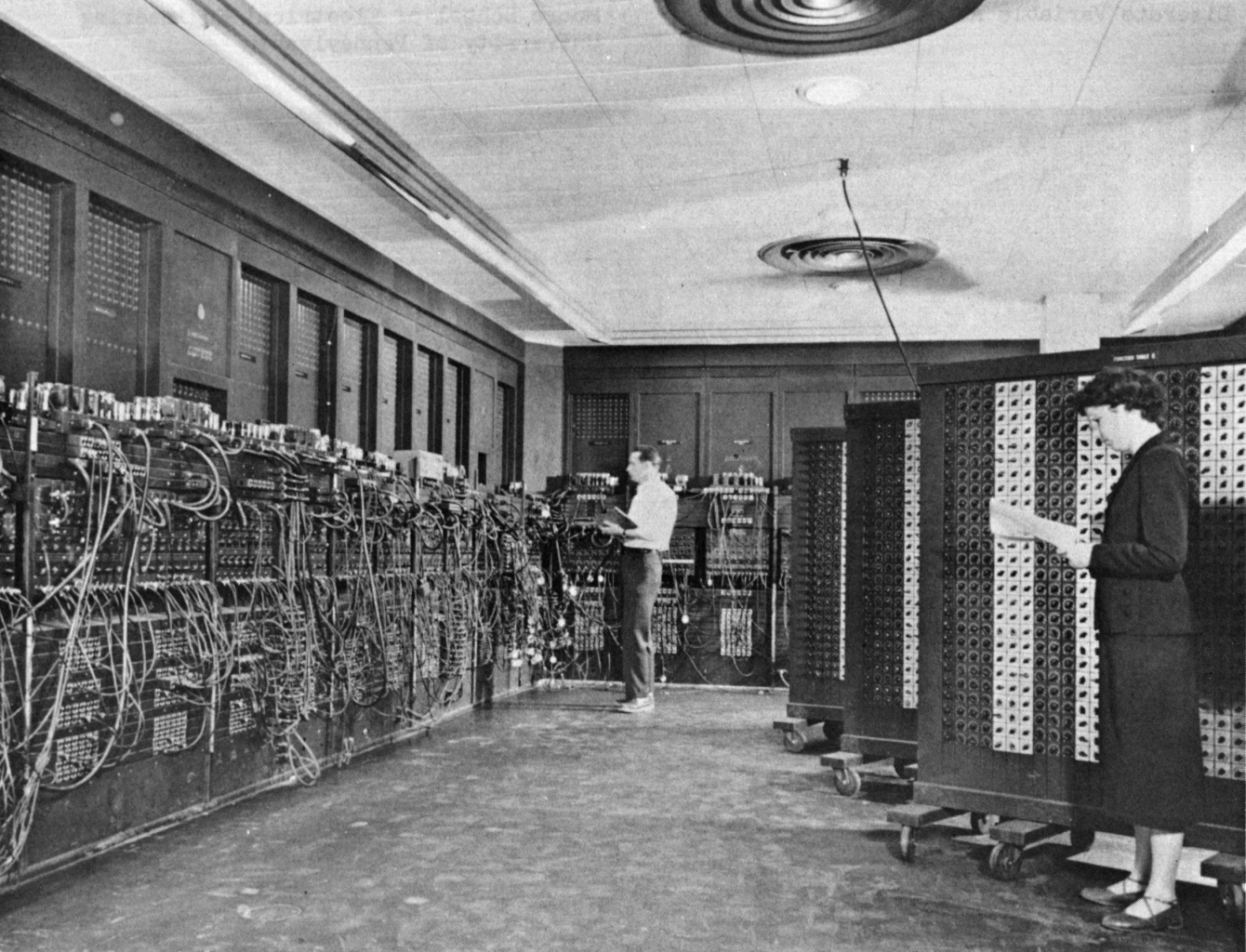 غلين بيك وبيتي سنايدر تشغّلان ENIAC في مختبر الأبحاث الباليستية.